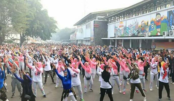 Ribuan Masyarakat Karawang 1