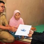 Sekda Ade Sarip Serahkan Santunan 1