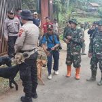 Warga Selem Bersama Aparat Buru 2