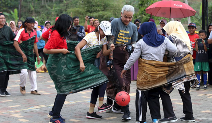 Futsal Sarung Bareng Emak-Emak 1