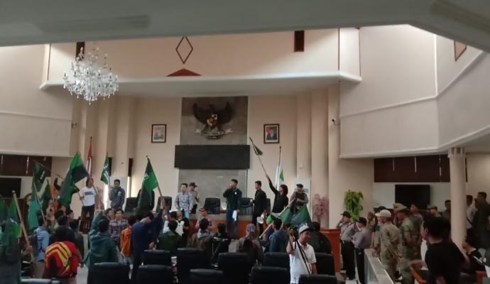 Massa HMI Geruduk Kantor Bupati