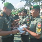 Beri Penghargaan Kepada Babinsa Berprestasi 3