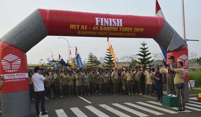 PNS KODIKLATAD IKUTI GERAK JALAN 1