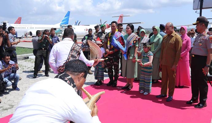 Disambut Tarian Adat Natoni 1