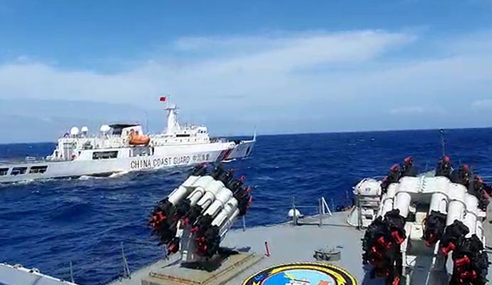 KRI Tjiptadi-381 Usir Kapal Coast Guard China