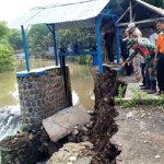 Longsor Tebing Ancam Pintu Air 1