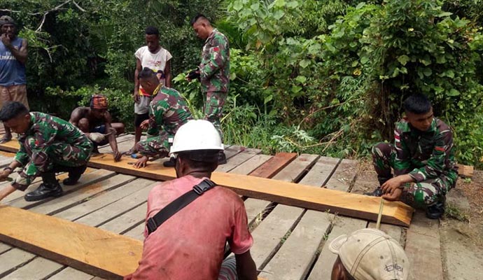 TNI Bersama Warga Perbaiki Jembatan 1