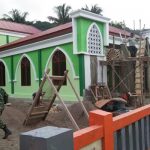 Bantu Warga Bangun Balai Desa 1