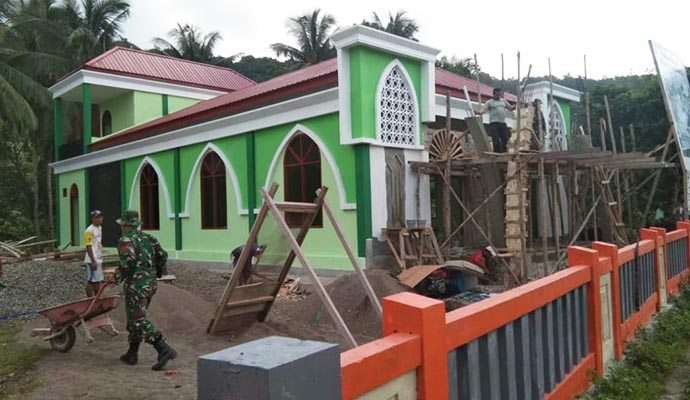 Bantu Warga Bangun Balai Desa 1