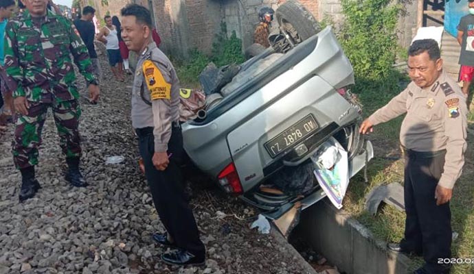Honda Jaz terseret hingga puluhan meter 1