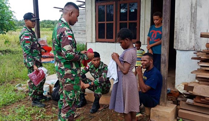 Kostrad Bagikan Pakaian Layak 1