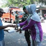 Persit Brebes Bagikan Nasi Kotak 1