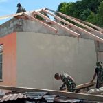 Prajurit TNI Bantu Warga 4