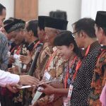 Presiden Jokowi Serahkan 2