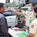 Anggota TNI Dicek Suhu Tubuh 1