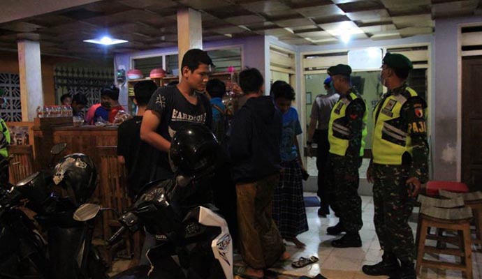 Aparat TNI-Polri Lamongan Razia Cafe 1