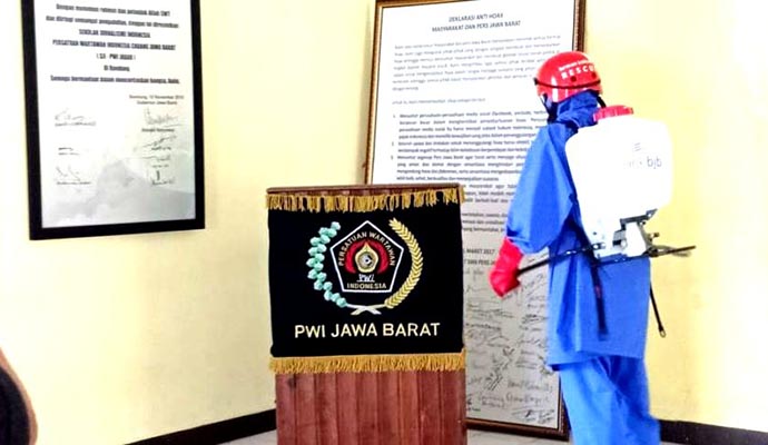 PWI Jabar Lakukan Penyemprotan Cairan 1