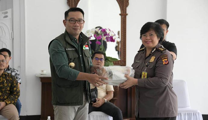 Pemprov Jabar Bagikan 1000 APD 1