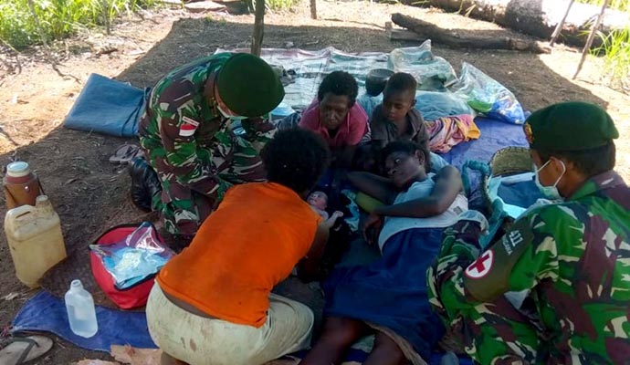 Bantu Persalinan Warga Papua 1