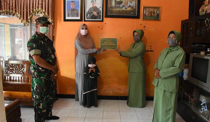 Ibu Ketua Persit KCK Dim 0803 Serahkan 1