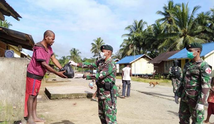 Satgas Raider 300 Berbagi Sembako 3