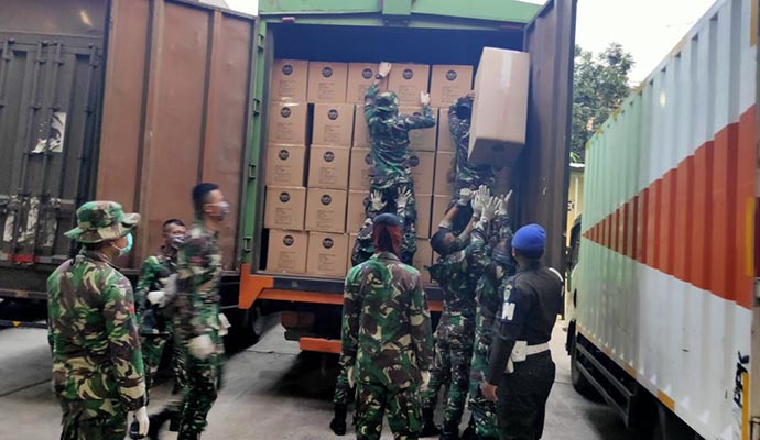 TNI Bantu Distribusikan 1
