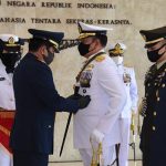 Panglima TNI Sematkan Tanda Kehormatan 1