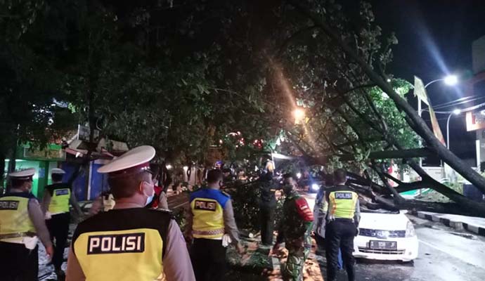 TNI-Polri Evakuasi Mobil