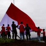 Warga Kibarkan Bendera