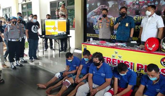 Lima Orang Komplotan 2