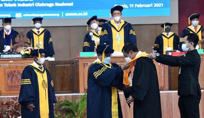 Unnes Anugerahkan Doktor 1