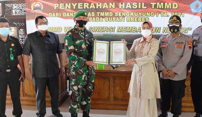 Dandim Brebes Serahkan 4