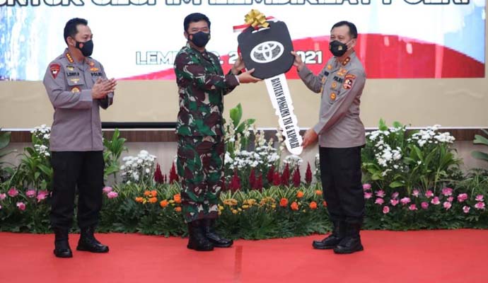 Serahkan Bantuan Kendaraan Dinas 1